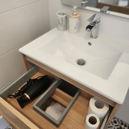 Sun - 1st Floor - Center - Train Station 5 Minutes Away Lejlighed