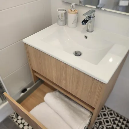 Sun - 1st Floor - Center - Train Station 5 Minutes Away *